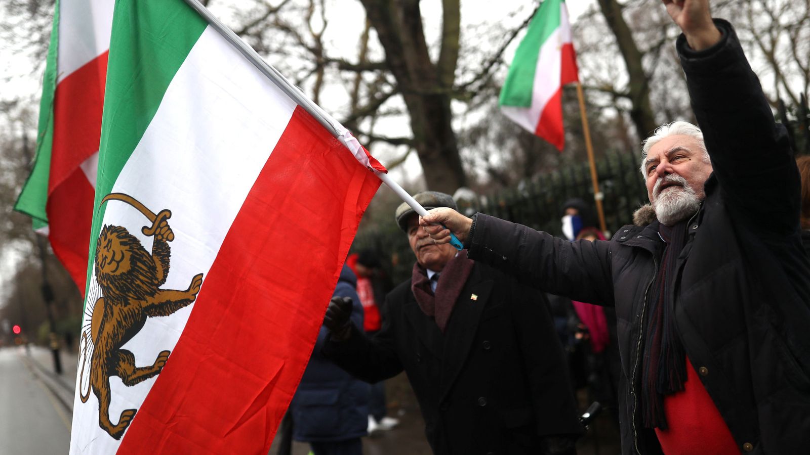 Foto: Iraníes exiliados protestan contra el régimen presidido por Hasan Rohaní frente a la embajada de Irán en Londres, el 2 de enero de 2018. (Reuters)