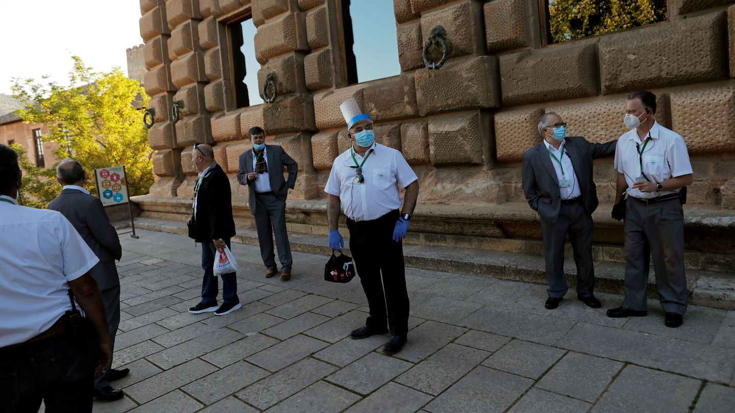 Trabajadores de la Alhambra preparan su reapertura tras el confinamiento. (Reuters/Jon Nazca)