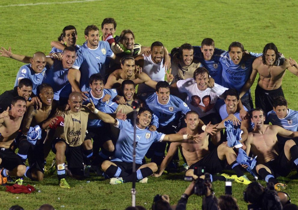 Foto: La selección uruguaya celebra la clasificación al Mundial de Brasil 2014.