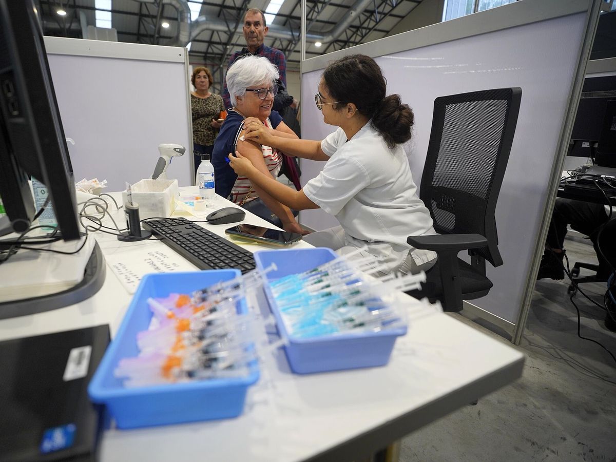 Foto: El centro de vacunación Ifevi (Vigo) reabre para la doble inmunización frente al covid y la gripe. (Europa Press/Javier Vázquez)