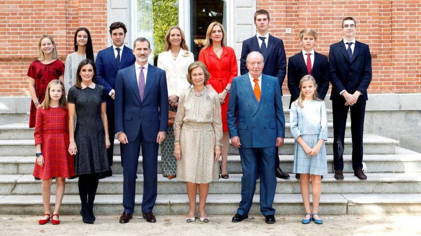 Foto familiar en el Palacio de la Zarzuela con motivo del 80 cumpleaños de la reina Sofía. (EFE)