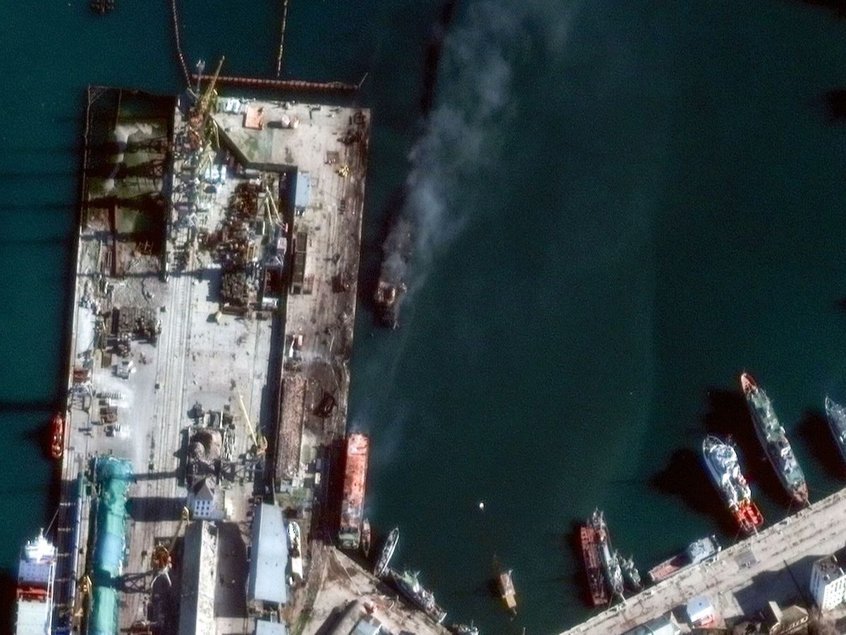 Foto: Imagen satélite de la destrucción de un buque clase Ropucha en el puerto de Feodosia. (EFE)