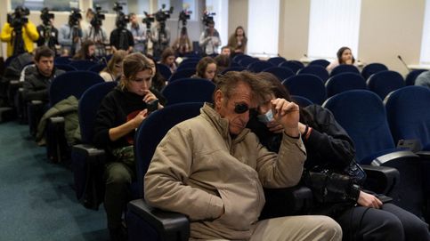 Sean Penn se une a pie al éxodo de los refugiados ucranianos que huyen del país
