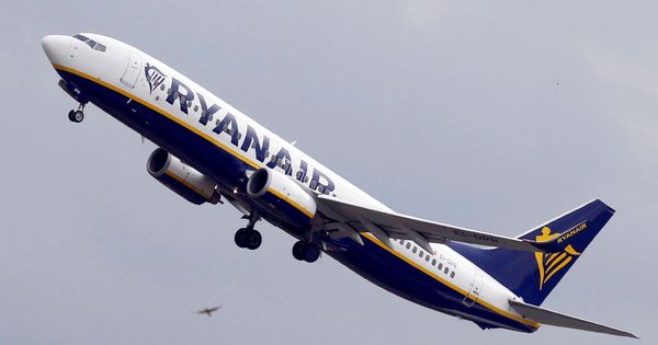 Foto: Los tripulantes de cabina de Ryanair, a la huelga. (Reuters)
