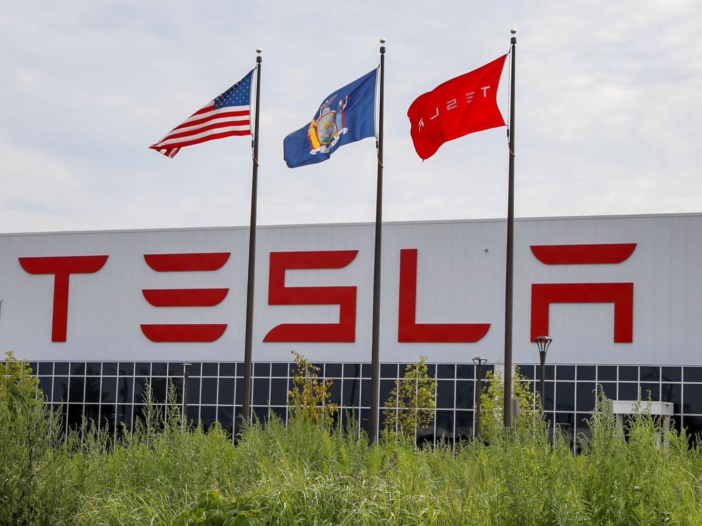 Fachada de la factoría de Tesla y Panasonic, conocida como Riverbend. (Reuters)
