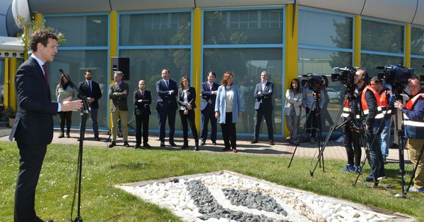 Foto: El presidente del PP y candidato a la presidencia del Gobierno, Pablo Casado, visita la fábrica de Renault en Palencia. (EFE)