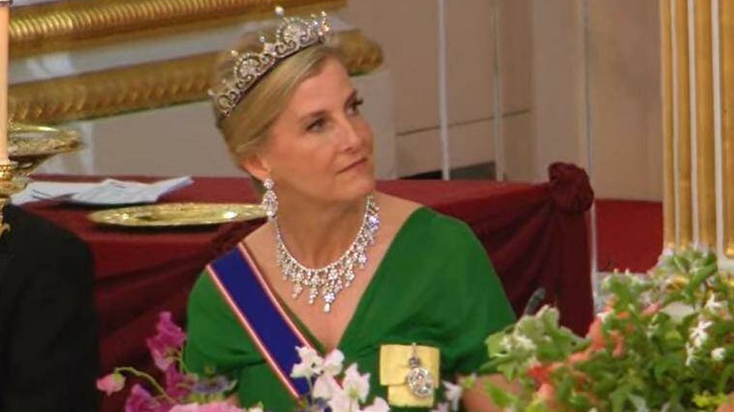 La duquesa de Edimburgo con la tiara Lotus Flower. 
