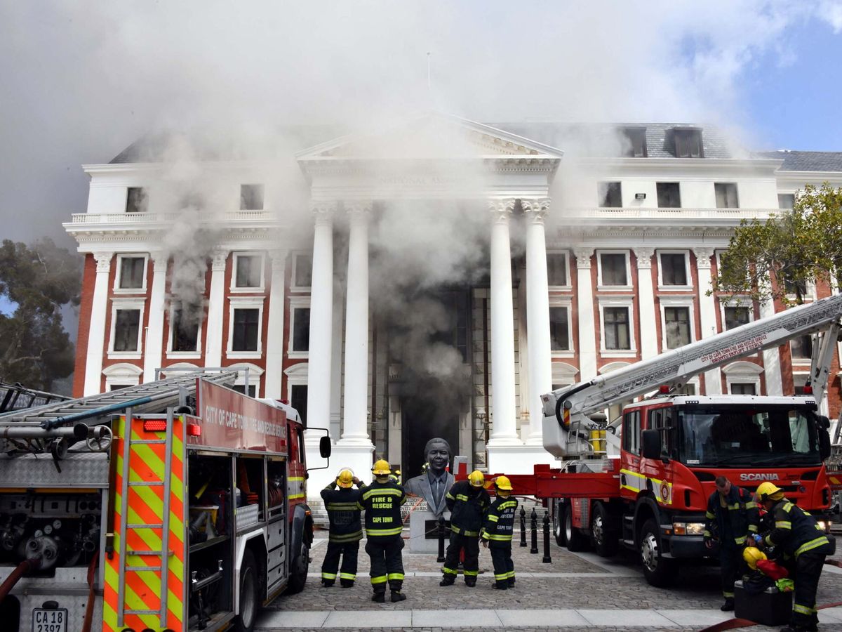 Foto: El Parlamento sudafricano, en llamas. (Reuters)