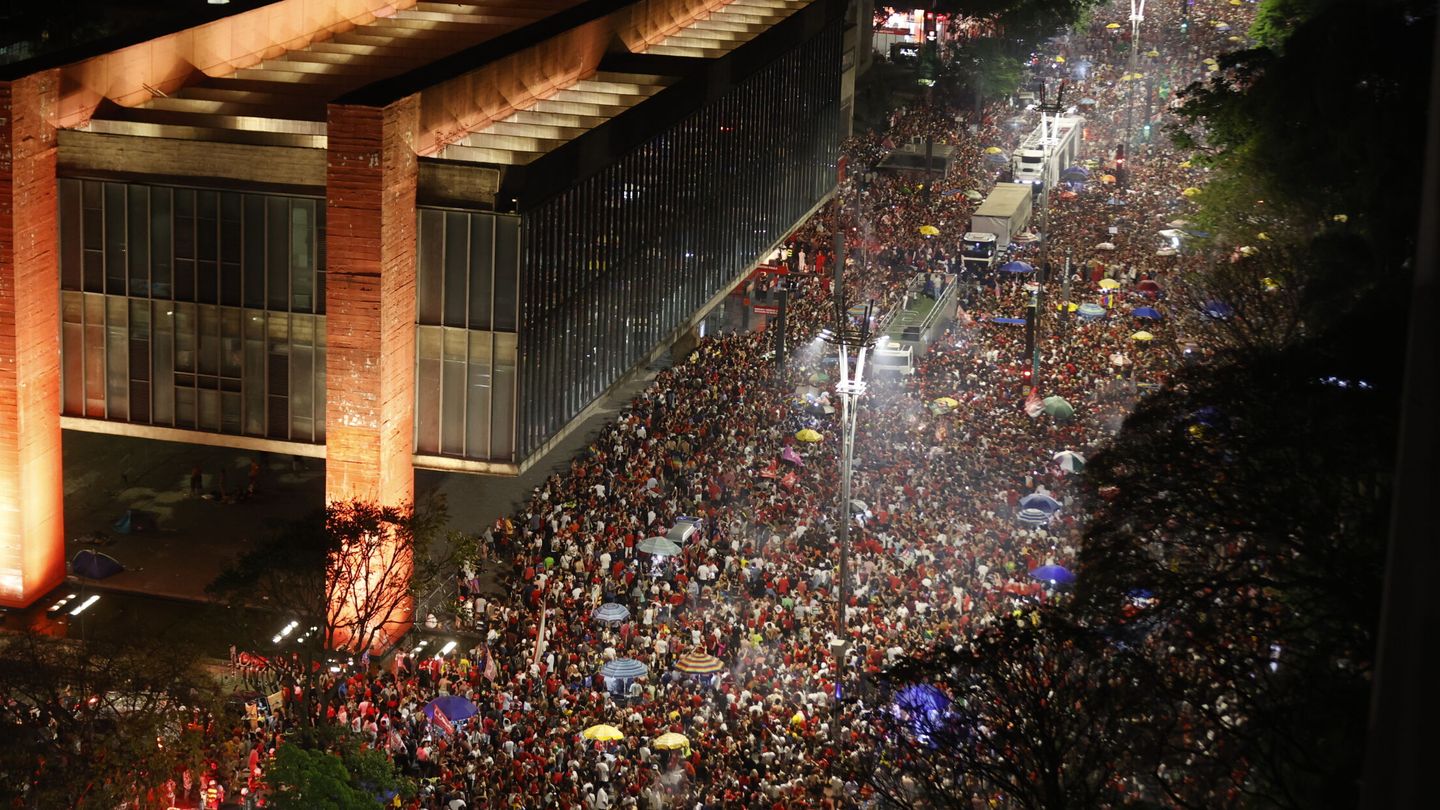 Miles de simpatizantes de Luiz Inácio Lula da Silva celebra el triunfo en la segunda ronda de las elecciones presidenciales, en la Avenida Paulista en Sao Paulo (Brasil). (EFE/Fernando Bizerra)