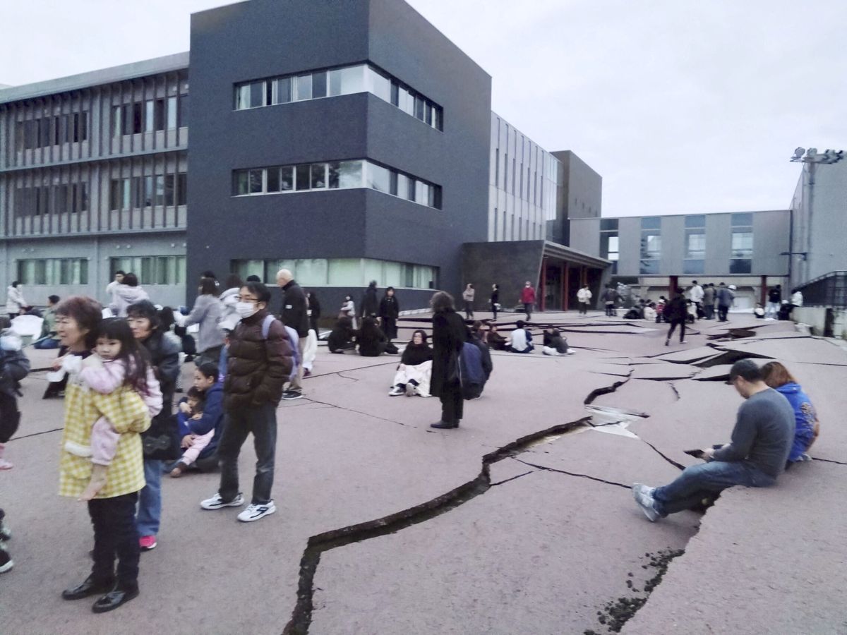 Foto: Varias grietas en el suelo tras los terremotos. (Reuters)