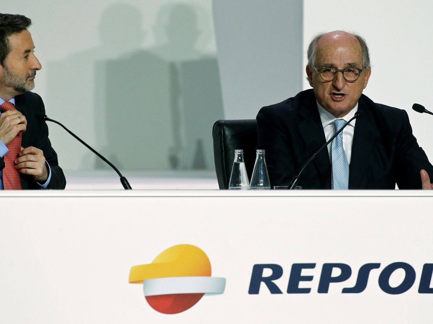 El consejero delegado de Repsol, Josu Jon Imaz, y el presidente, Antonio Brufau. (Reuters)