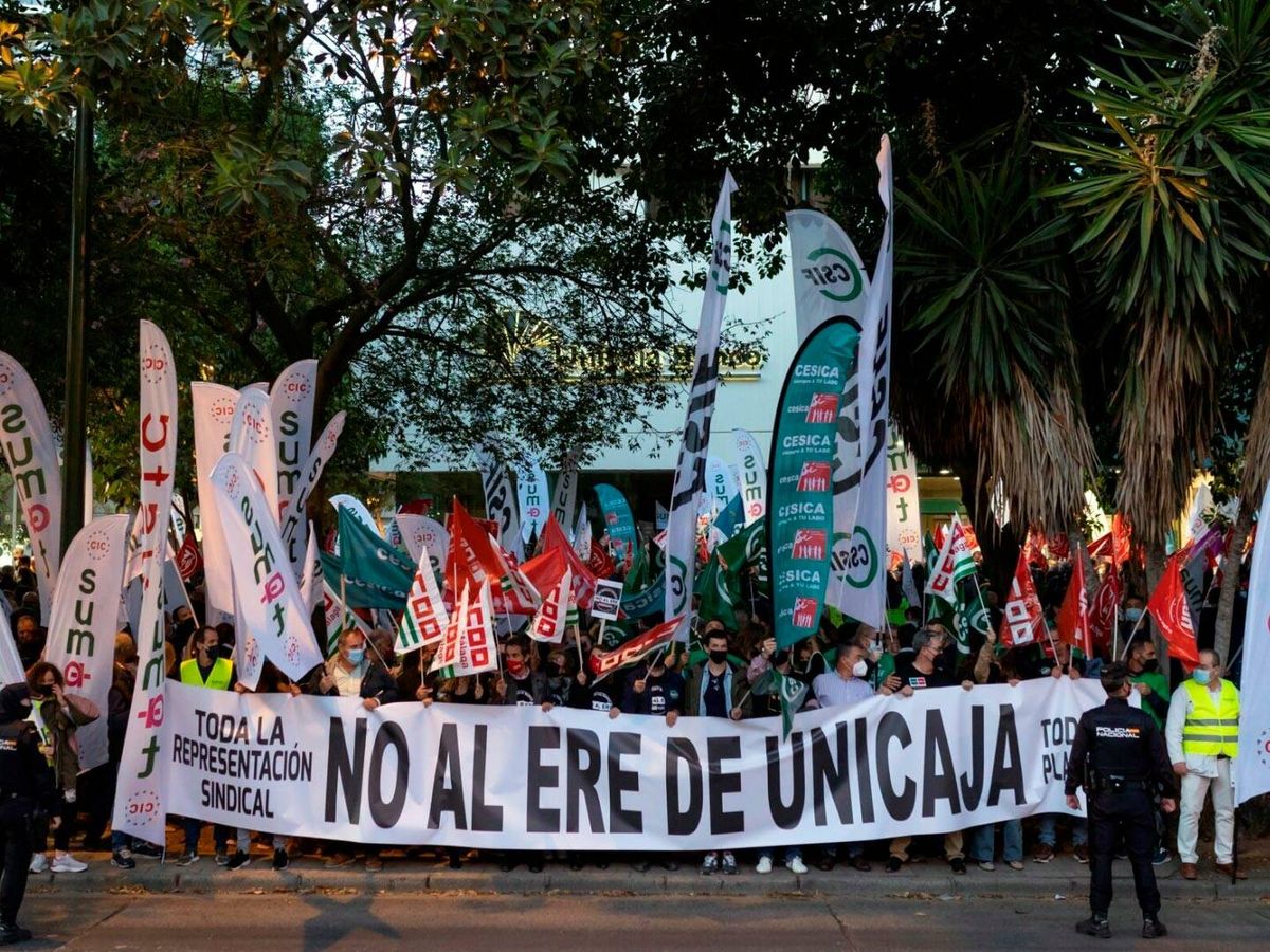 Foto: Manifestación convocada por los sindicatos de Unicaja en noviembre de 2021. (EFE/Jorge Zapata)