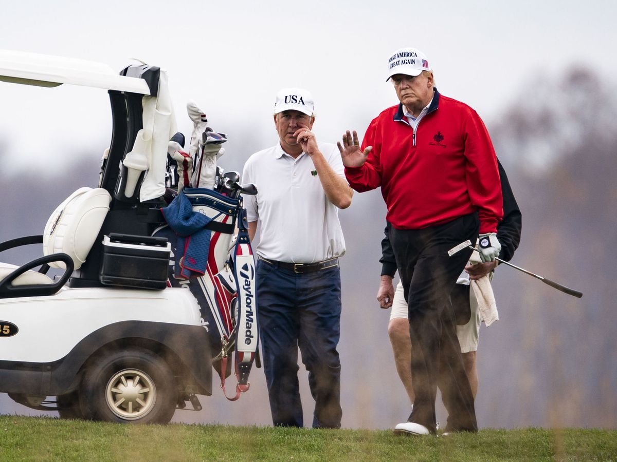 Foto: El presidente saliente de Estados Unidos, Donald Trump, en el campo de golf este sábado. (EFE)