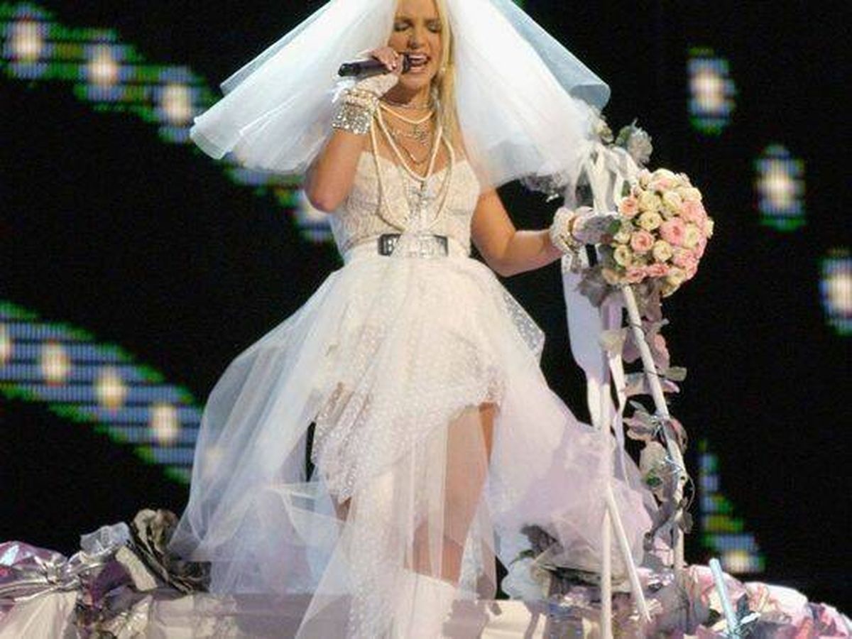 Foto: Britney Spears, vestida de novia durante una actuación. (Getty)