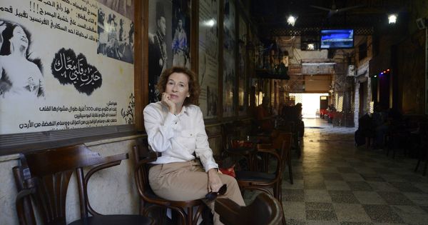 Foto: Julia Navarro en un café de Alejandría. (Juan Manuel Fernández)