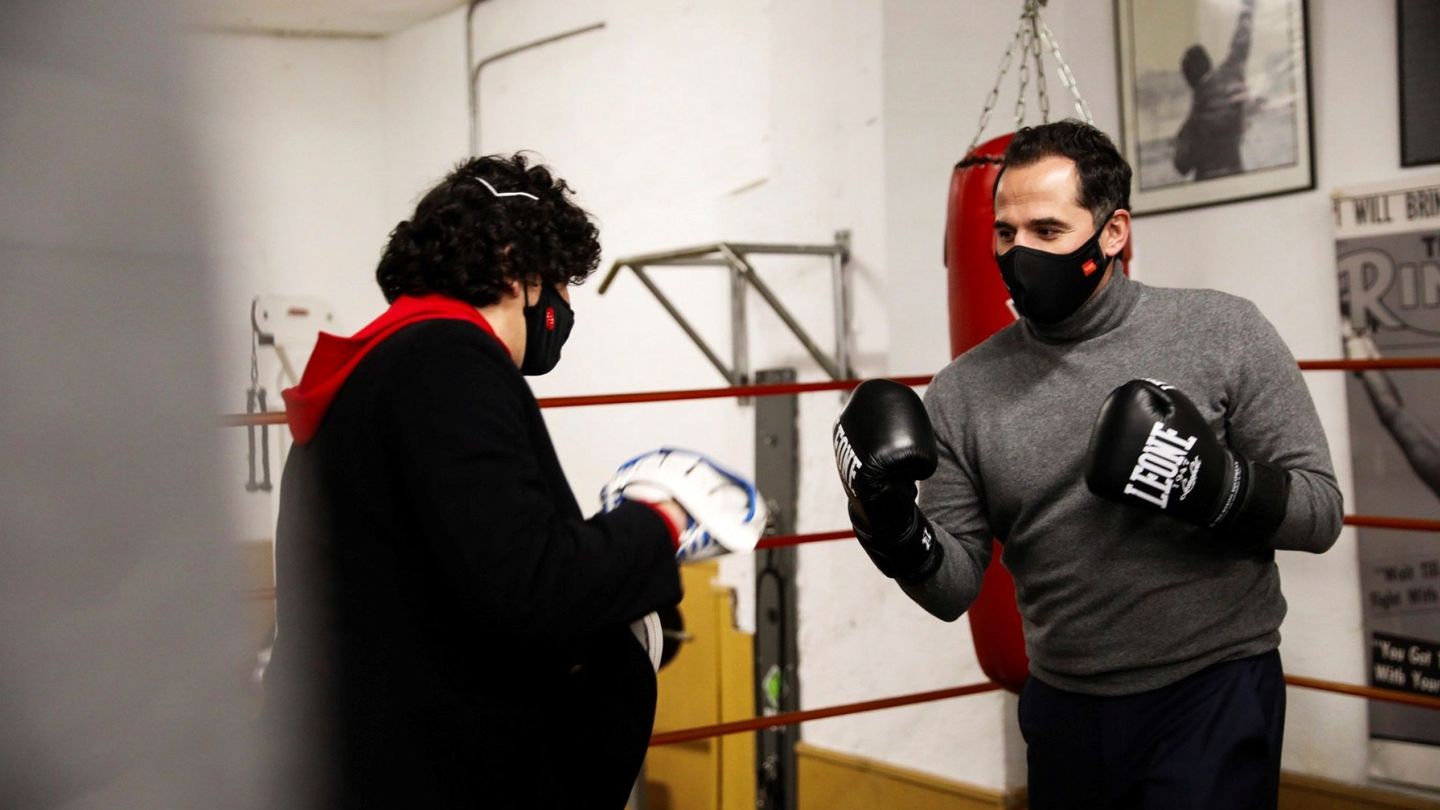 Aguado conversó con el boxeador Jero García durante su visita. (Efe)