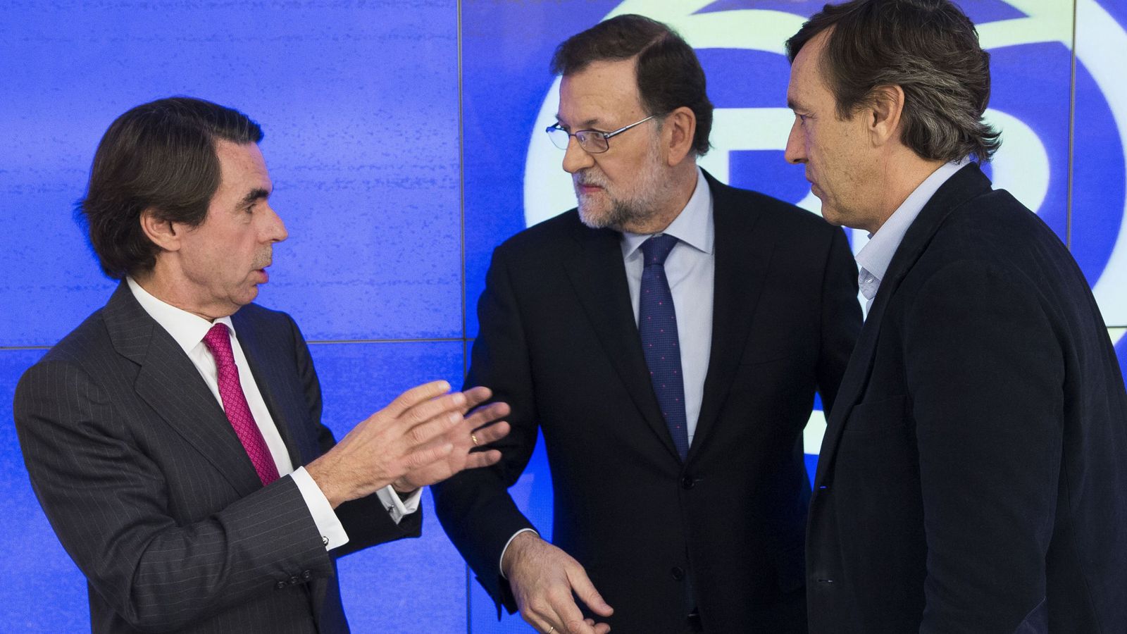 Foto: Fotografía facilitada por el PP de su presidente, Mariano Rajoy (c), junto al expresidente del Gobierno José María Aznar. (EFE)