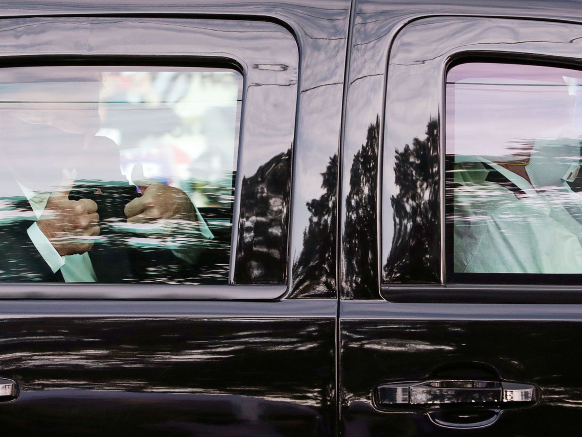 Foto: Donald Trump en el coche presidencial saliendo del hospital para saludar a sus seguidores. (Reuters)