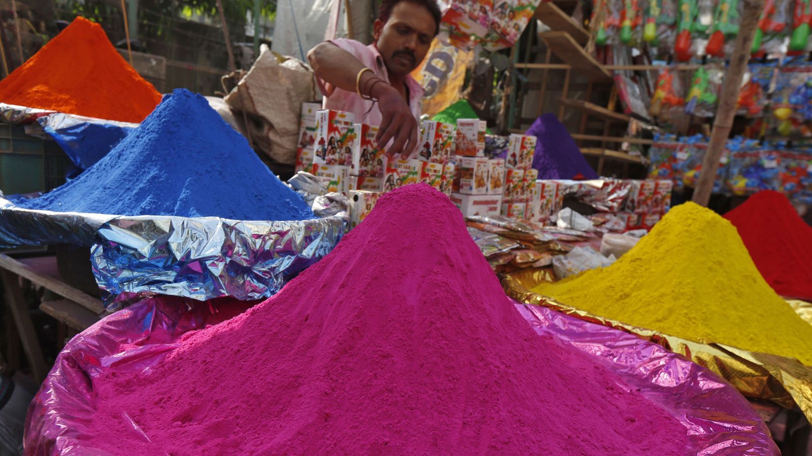 Foto: Vendedor de tinte en la India. (Reuters)