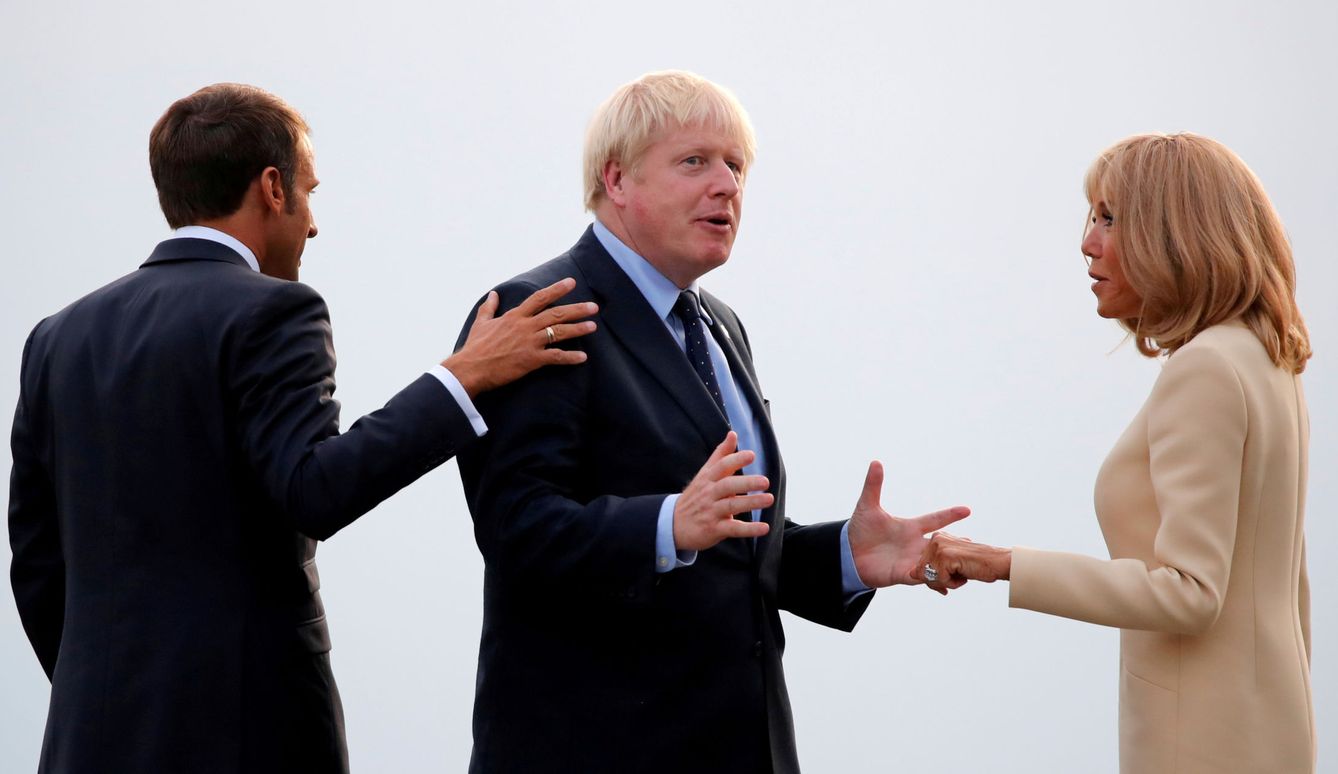 Macron y su esposa reciben a Boris Johnson. (Reuters)