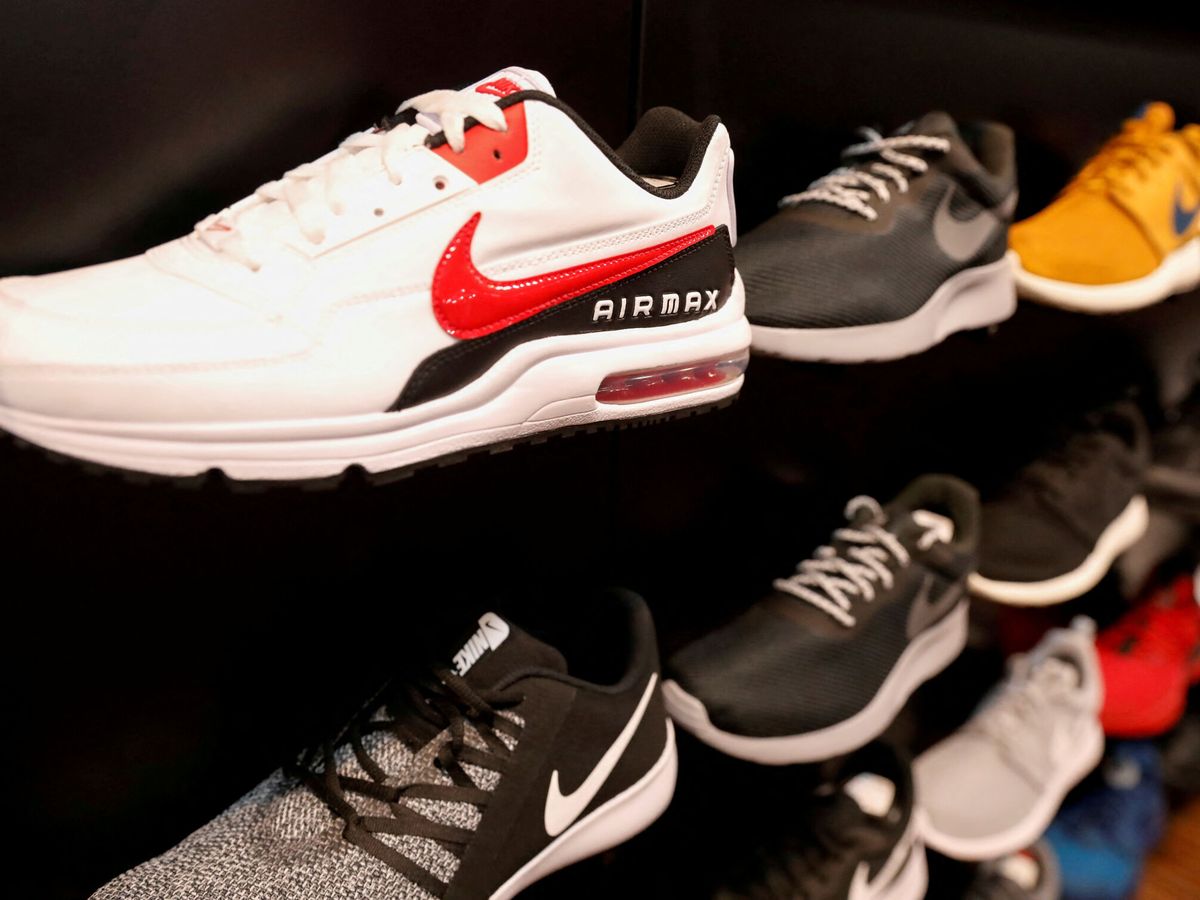 Foto: Zapatillas Nike en una tienda de Nueva York. (Reuters/Shannon Stapleton)