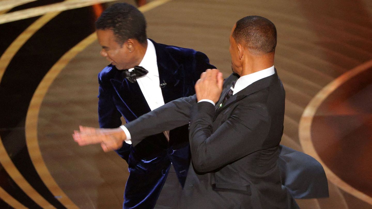 Will Smith abofetea a Chris Rock en la gala de los Oscar. (Reuters/Brian Snyder)
