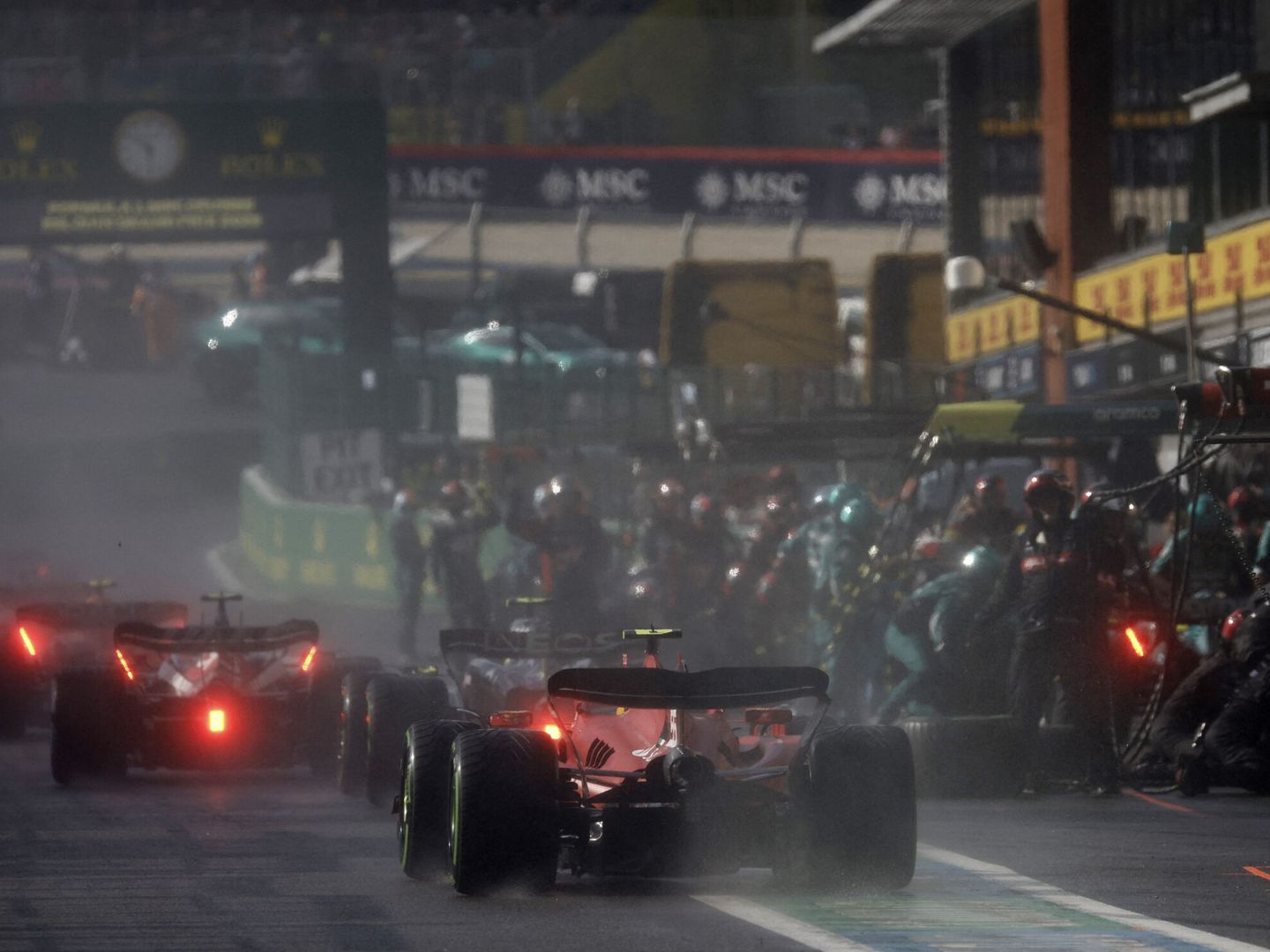 La posición del equipo Ferrari, al comienzo del pit-lane contribuyó al problema de quedarse detrás de todo el tráfico (REUTERS/Kenzo Tribouillard)