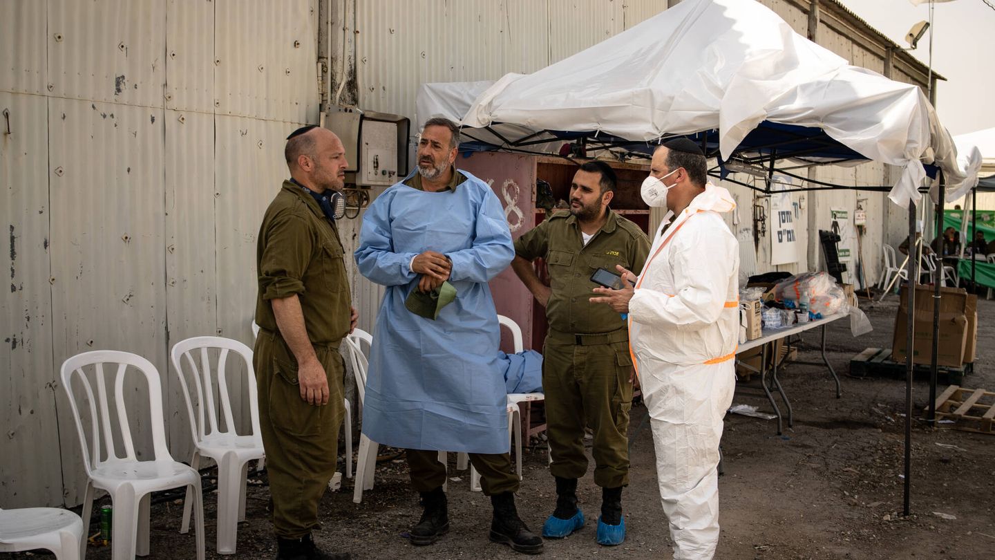 Personal de la morgue israelí. (F. T.)