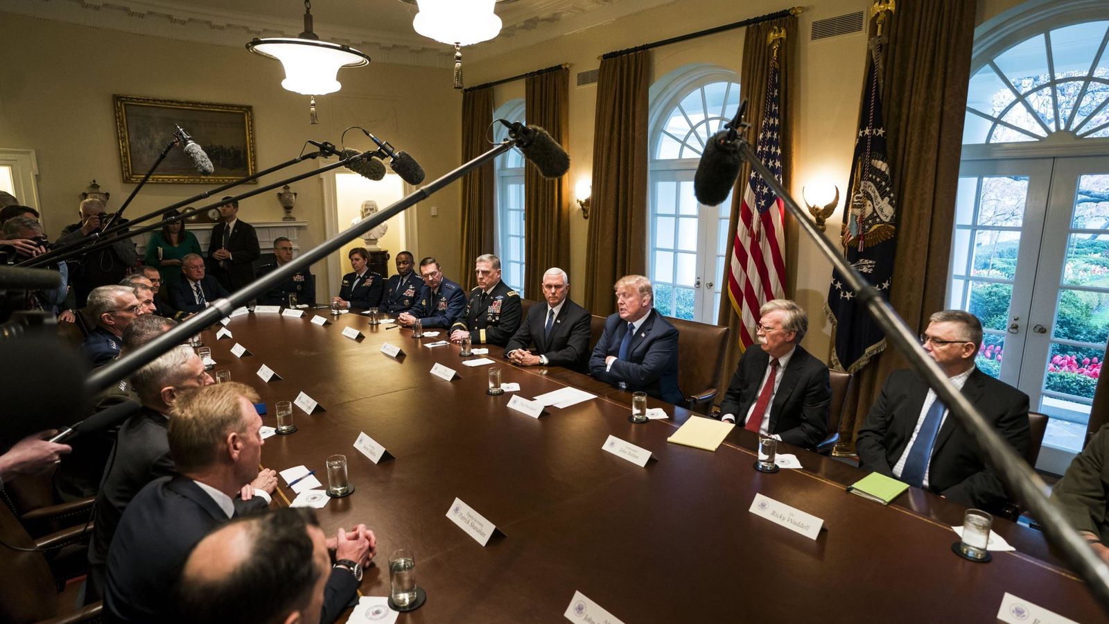 Foto: El presidente de Estados Unidos, Donald Trump, habla con los medios antes de una reunión con la alta cúpula militar en la Casa Blanca. (EFE) 
