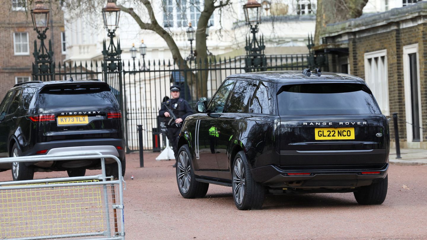 La comitiva del príncipe Harry, llegando a Clarence House el pasado febrero. (Reuters)
