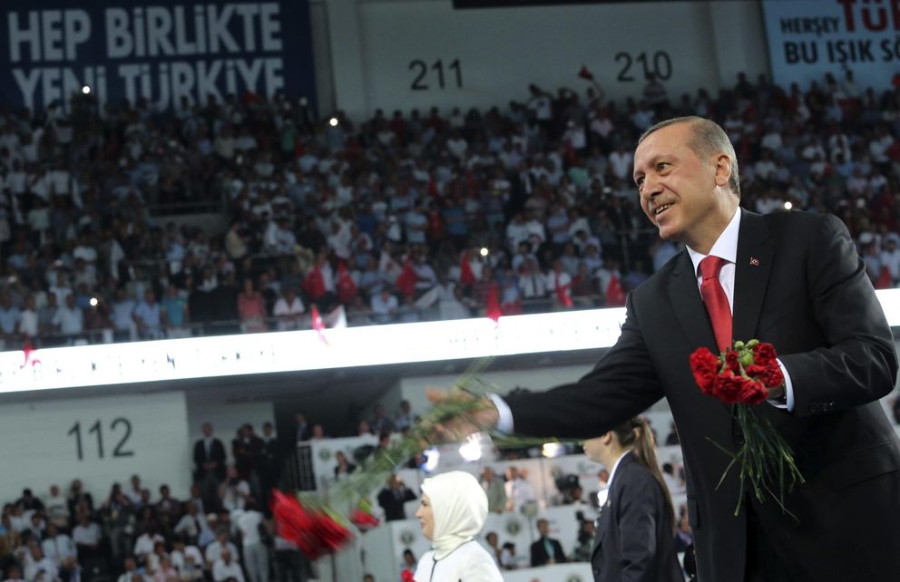 Erdogan lanza flores a sus votantes durante un congreso del AKP en Ankara (Reuters).