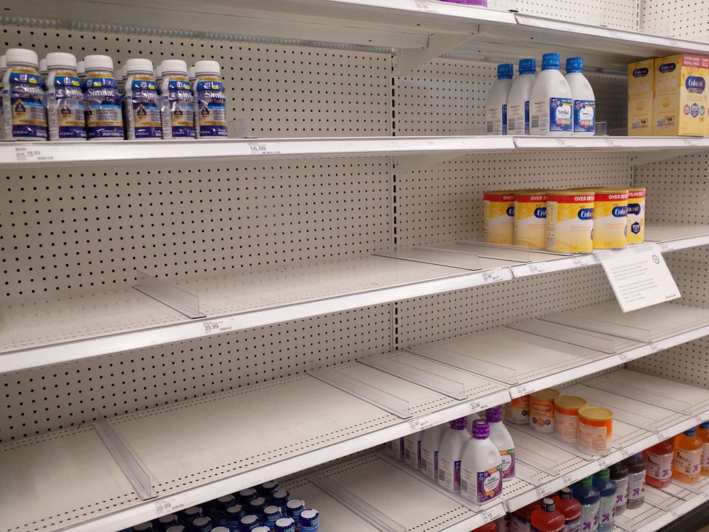 Un supermercado de San Diego, California, con los estantes vacíos de fórmula infantil. (Reuters/Bing Guan)