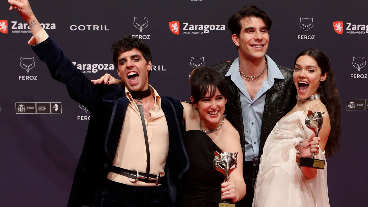 Javier Ambrossi y Javier Calvo, con Claudia Costafreda y Ana Rujas en los Premios Feroz. (EFE/Javier Belver)