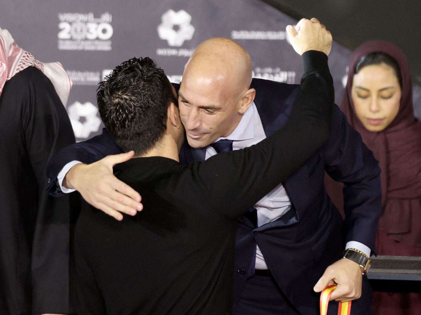 Rubiales abraza a su amigo Xavi tras ganar la Supercopa. (REUTERS/Ahmed Yosri)