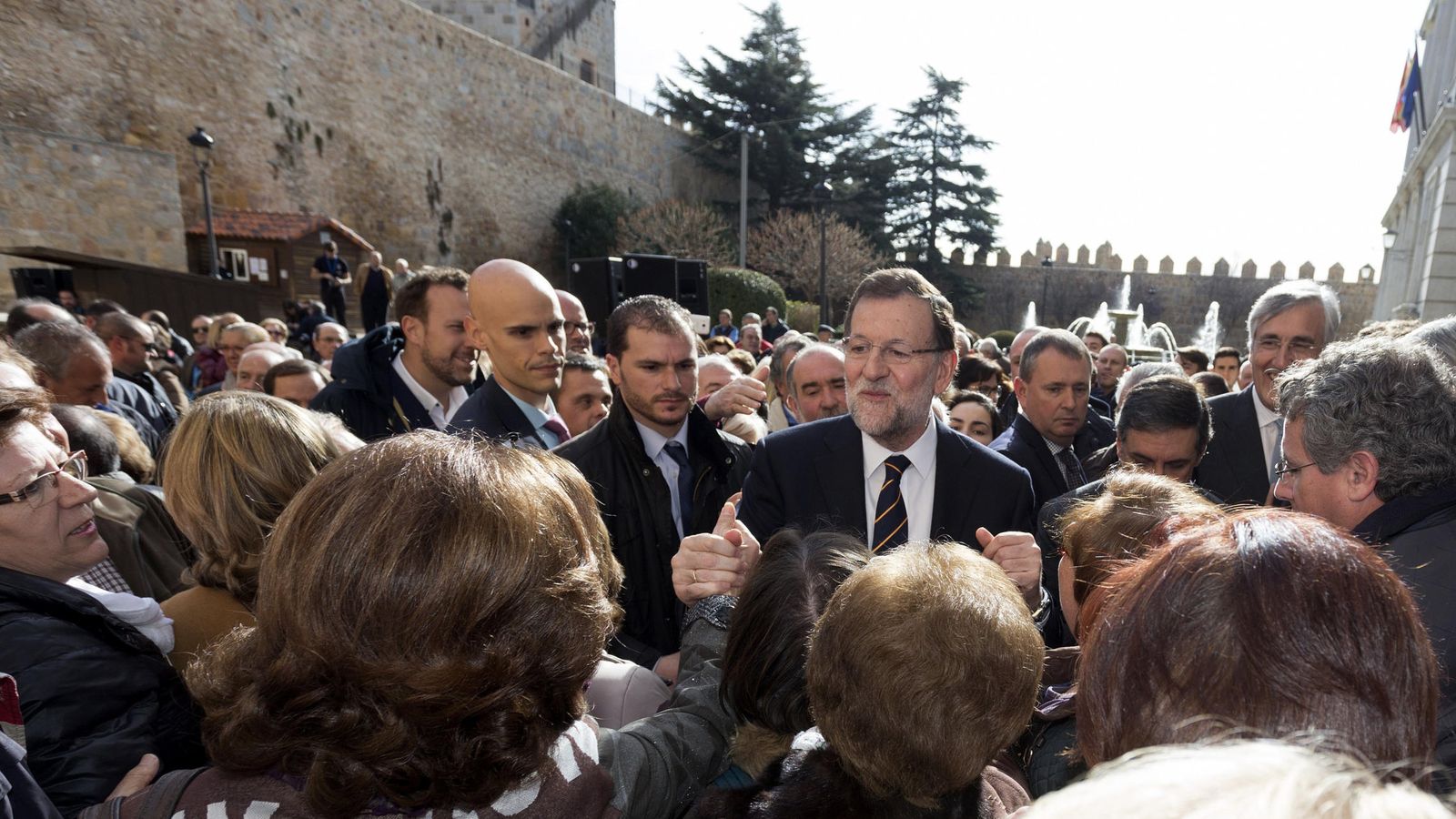 Foto: Mariano Rajoy saluda a los asistentes al acto de campaña celebrado este viernes en Ávila. (EFE)