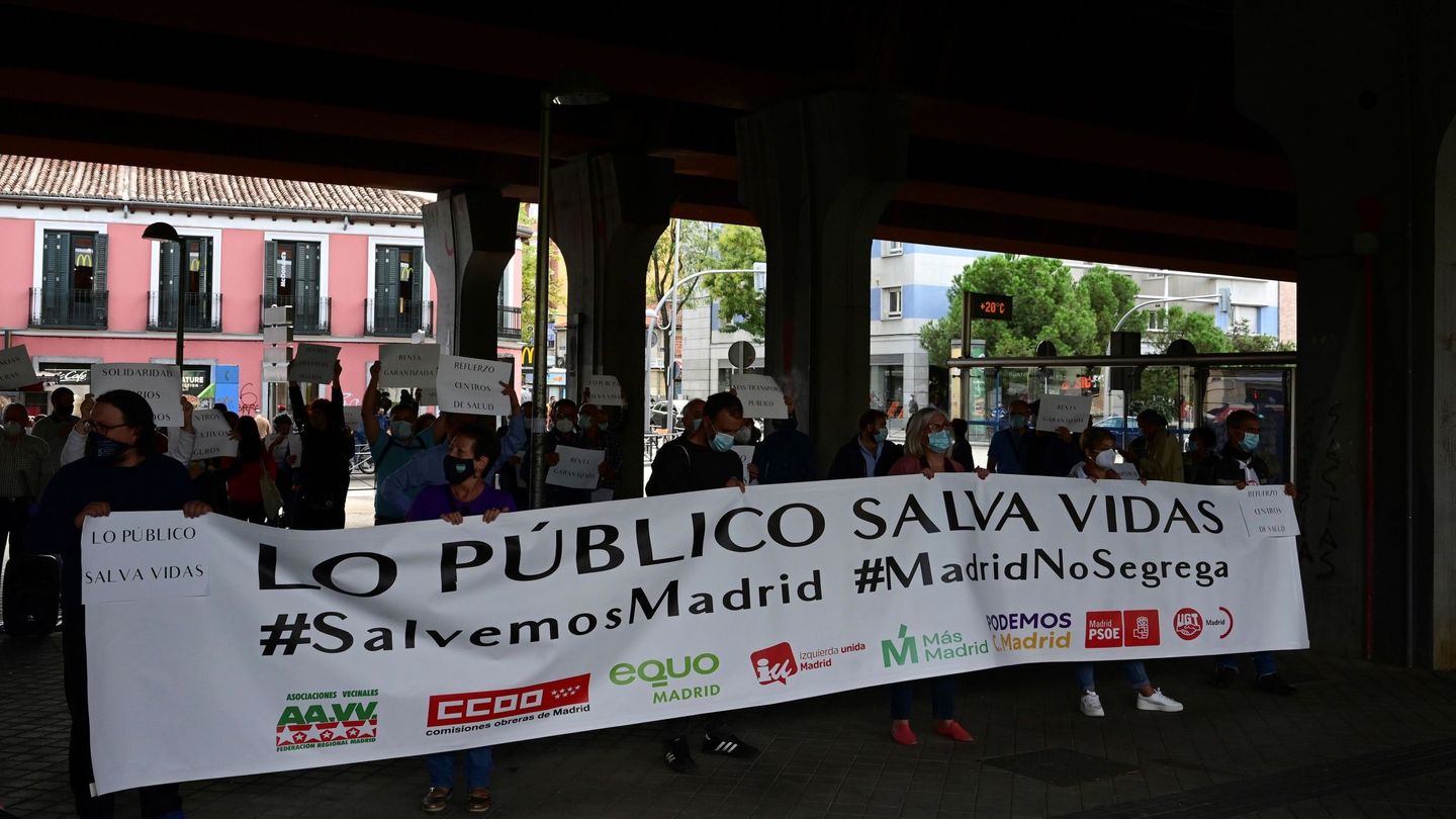 Concentración convocada por sindicatos, asociaciones y partidos bajo el puente de Vallecas. (EFE/Víctor Lerena)