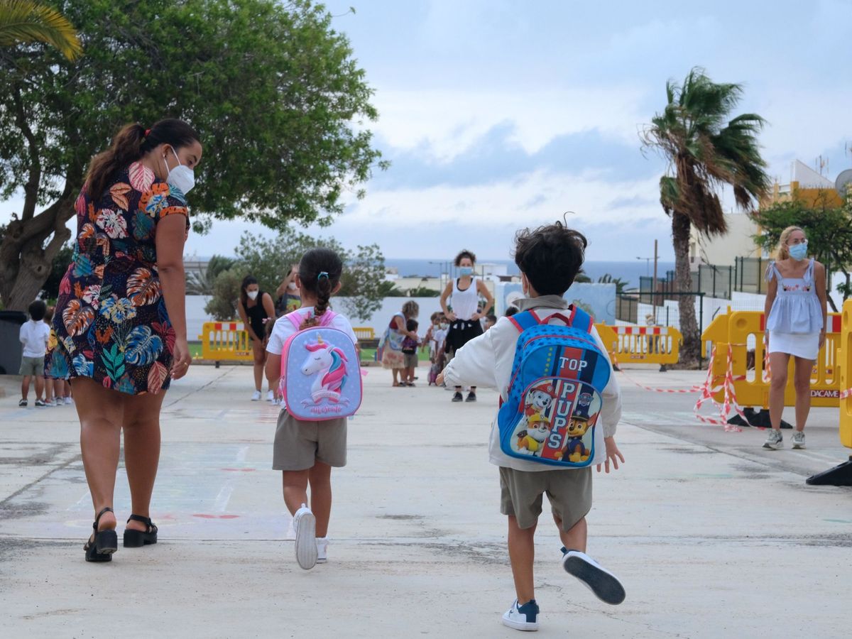 Foto: Varios niños acuden a un colegio de Fuerteventura. (EFE/Carlos de Saá)