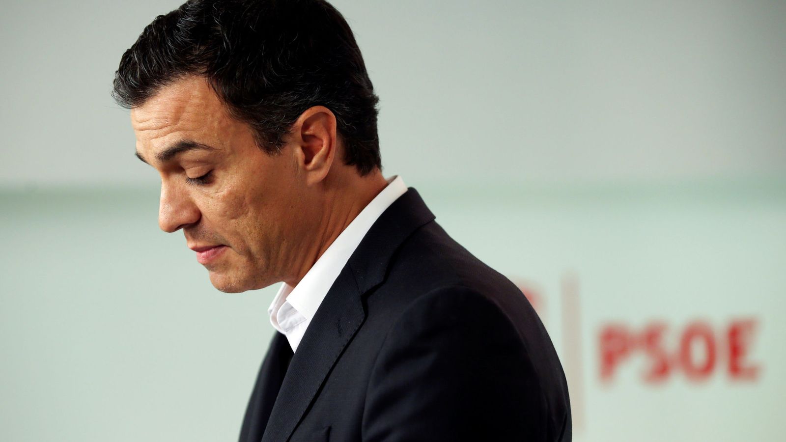 Foto: Pedro Sánchez, en rueda de prensa en Ferraz tras presentar su dimisión como secretario general del PSOE, el pasado 1 de octubre. (Reuters)