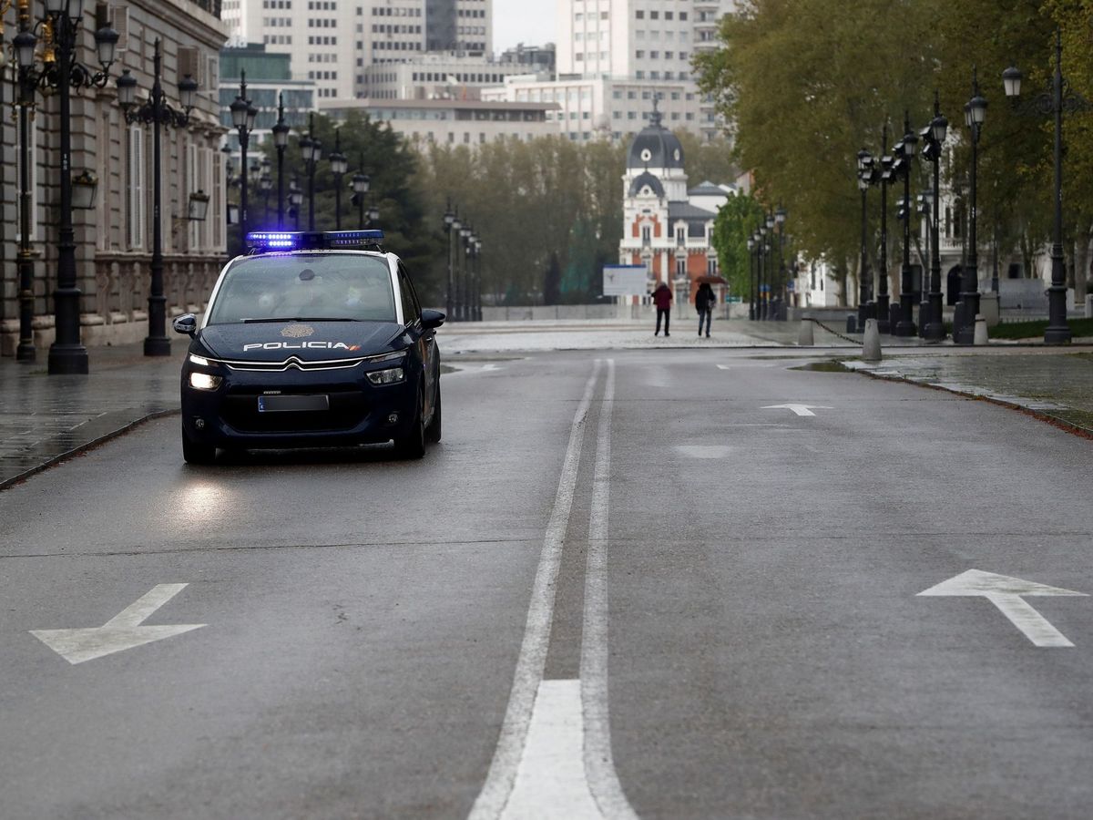 Foto: Un vehículo de la Policía Nacional en Madrid. (EFE)