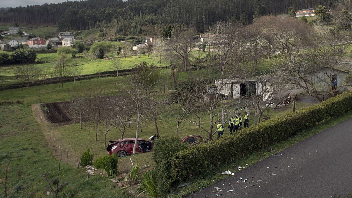 Cuatro muertos y un herido grave al precipitarse un coche por un barranco en Xove (Lugo)