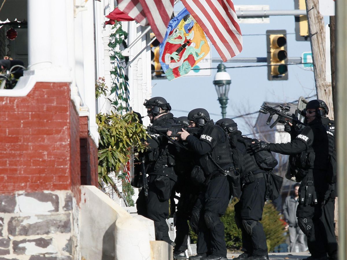 Foto: Miembros del equipo SWAT de la policía estadounidense. (EFE/Tom Mihalek)