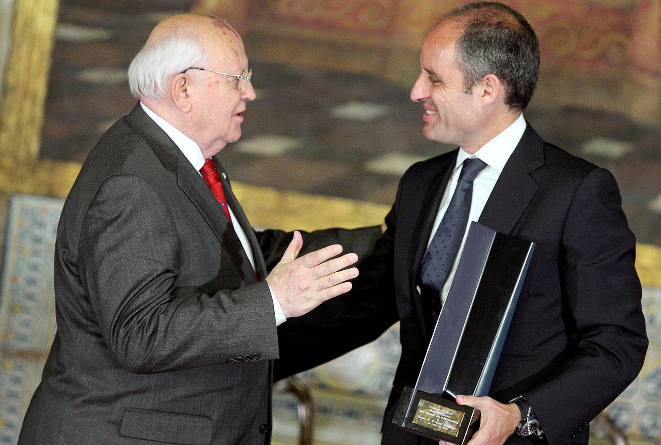 El premio Nobel, con Francisco Camps en Valencia. (EFE)