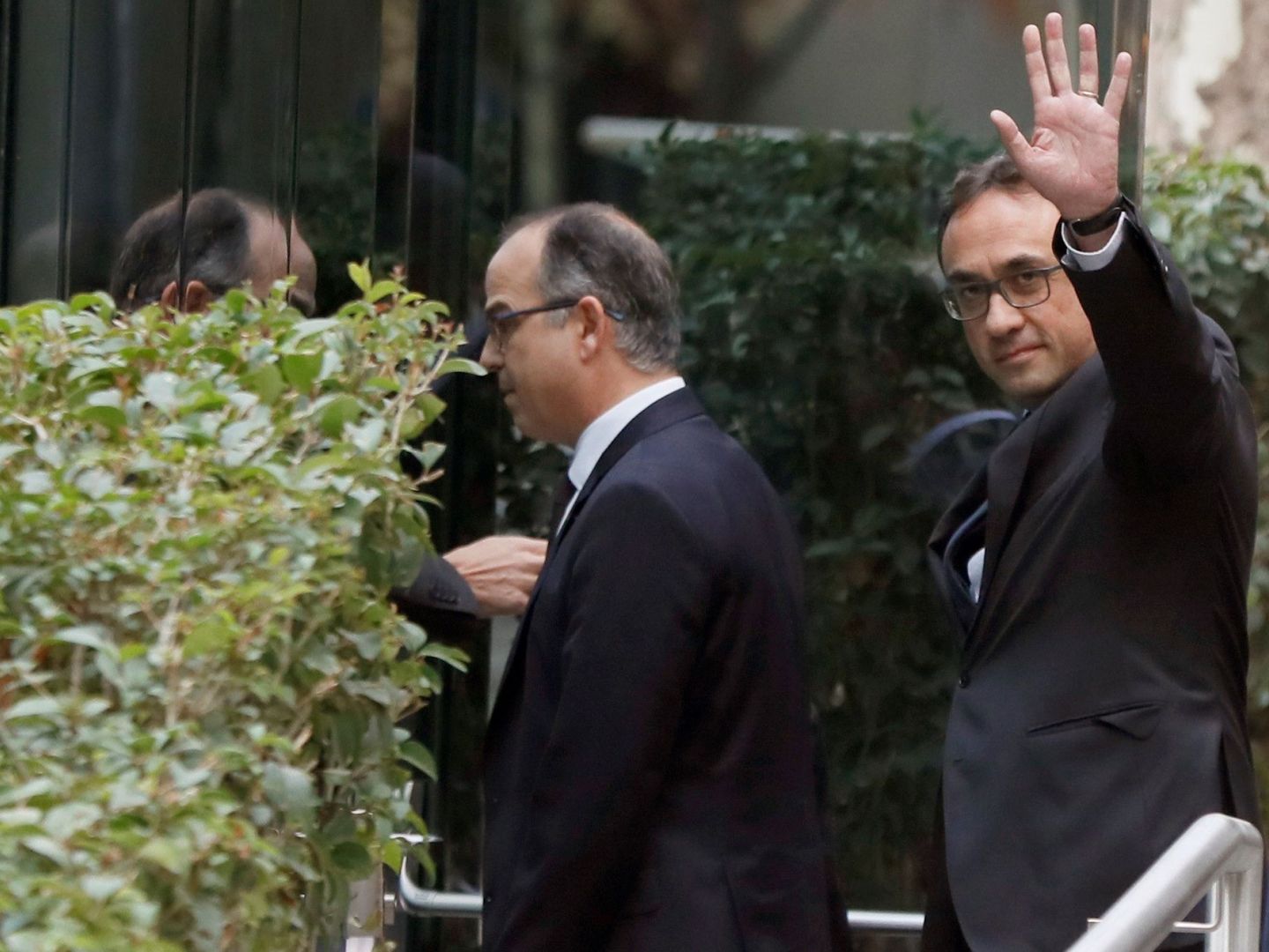 Josep Rull saludando a las puertas de la Audiencia Nacional. (EFE)