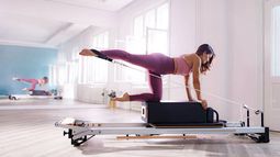 Las profesoras de Pilates coinciden: "Este es el ejercicio imprescindible a partir de los 60 para fortalecer la espalda y el core"