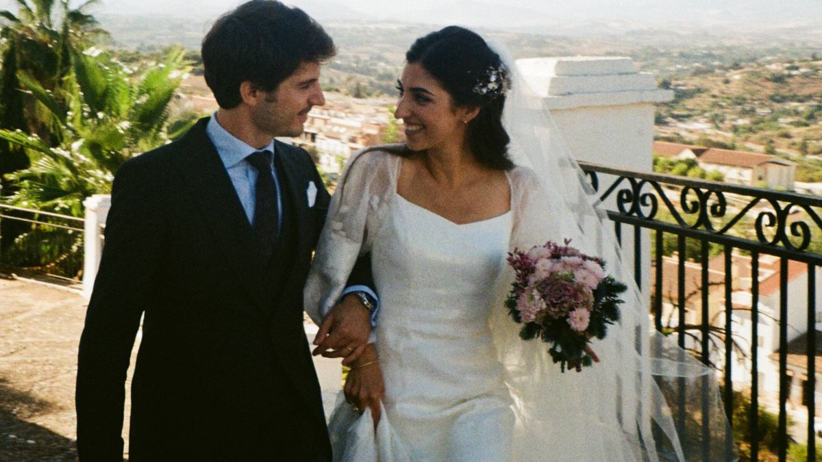 La boda de Verónica en Málaga y su vestido de novia de seda bordada con flores