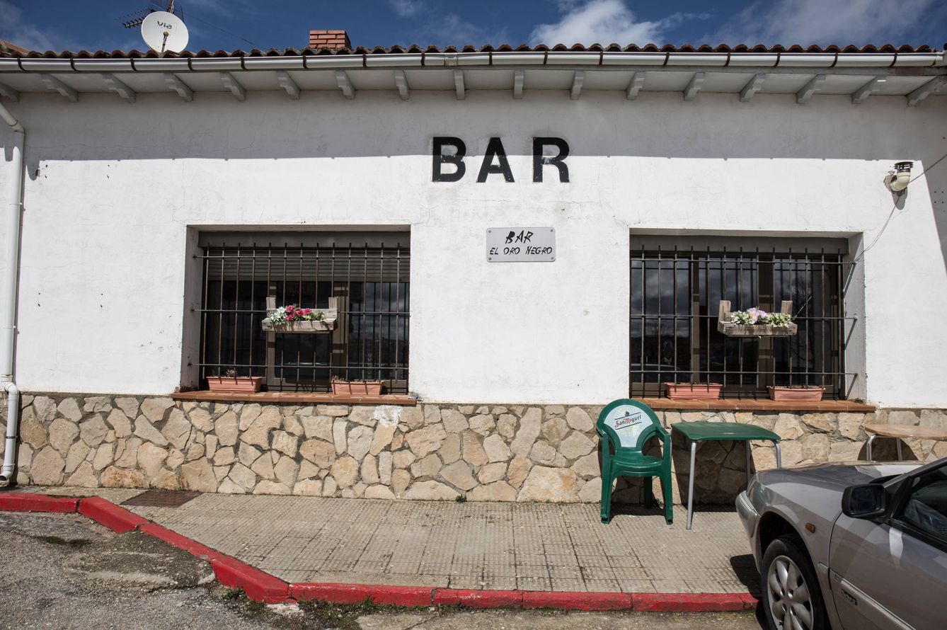 Fachada del bar Gasolinera, antiguo 'Oro Negro', único comercio abierto en Sargentes. (D.B.)