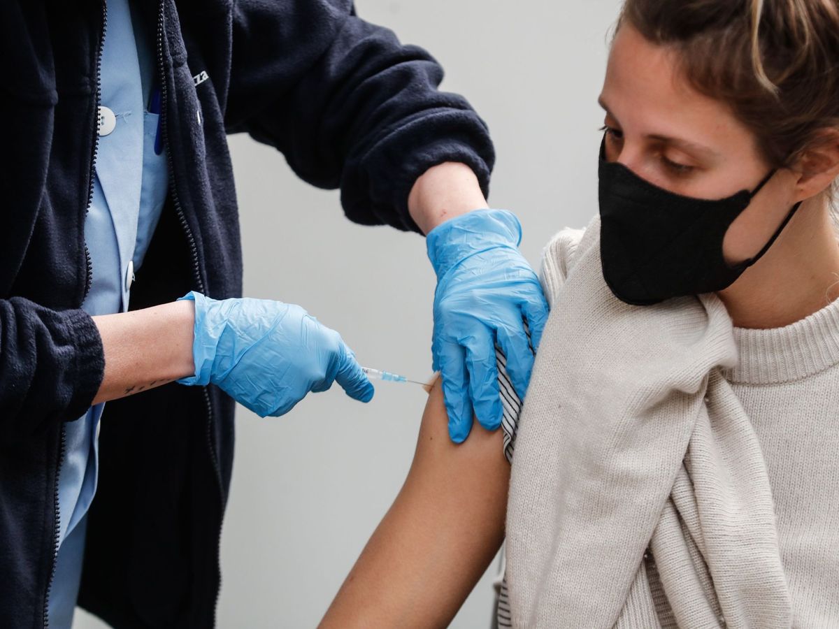 Foto: Una joven recibe la vacuna contra el coronavirus en San Sebastián. (EFE)  