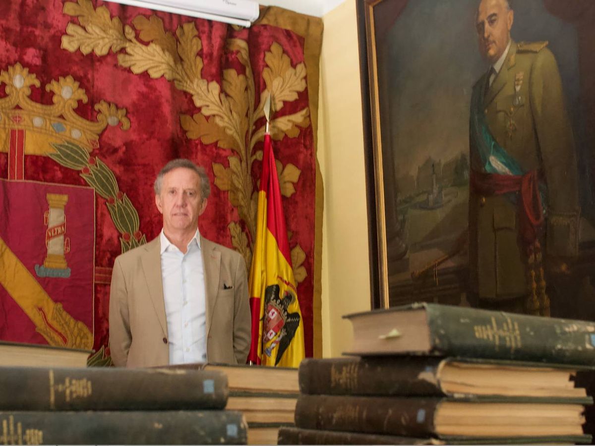 Foto: Jaime Alonso, vicepresidente de la Fundación Nacional Francisco Franco, junto al retrato del dictador, en la sede de Concha Espina. (Julio Martín Alarcón)