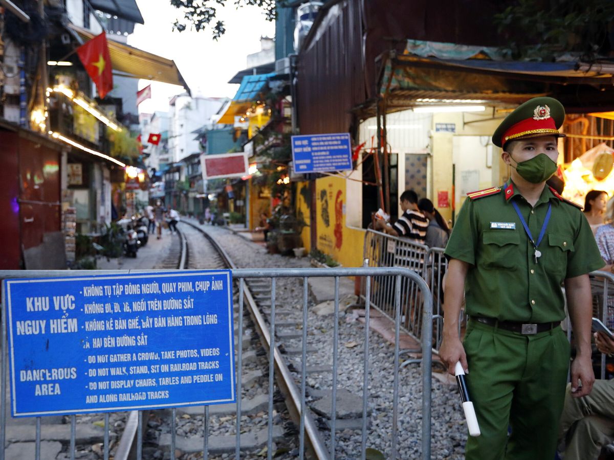 Foto: Se han colocado barreras en los extremos para impedir el acceso a los turistas (EFE EPA/Luong Thai Linh)