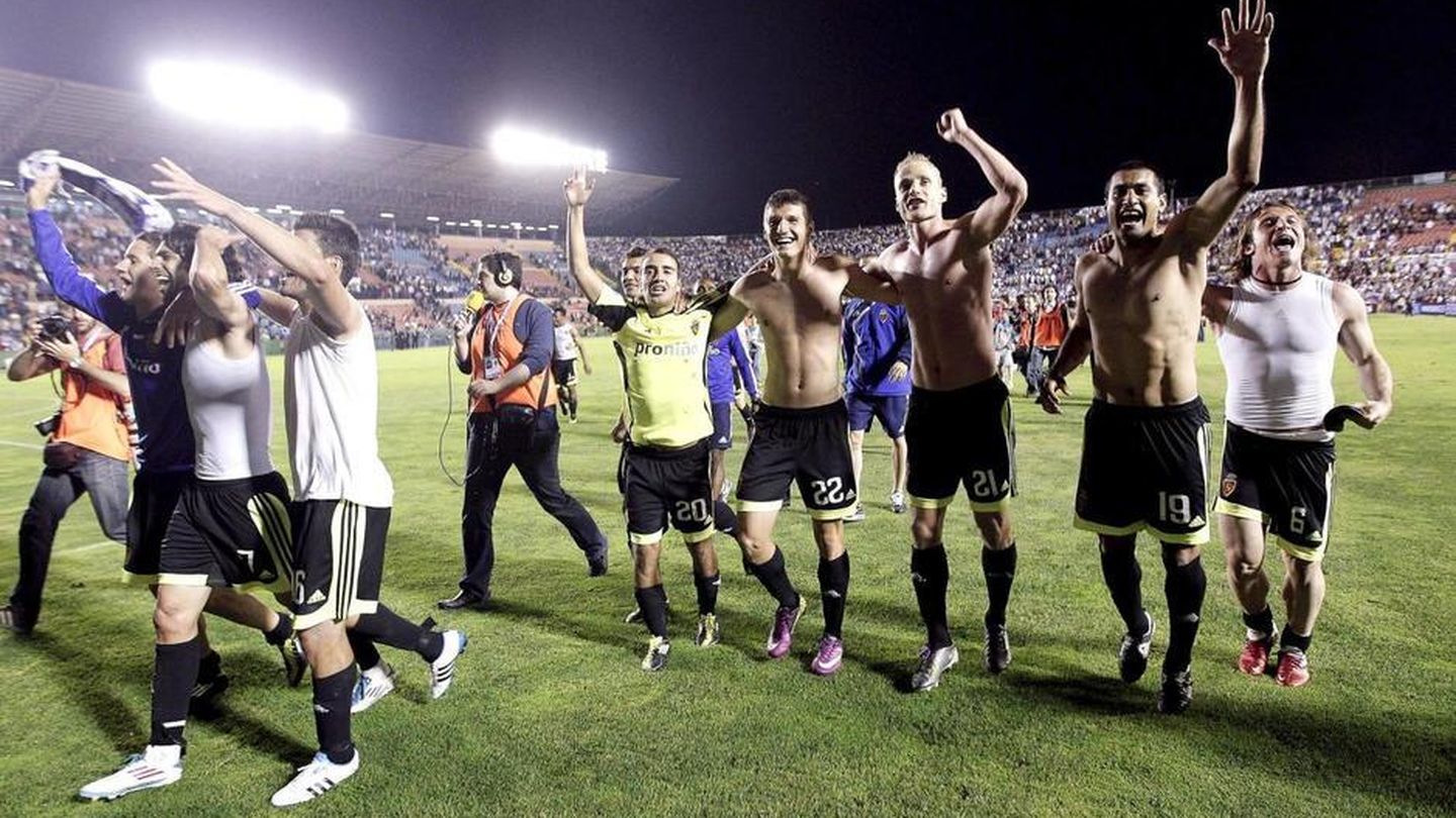 Los jugadores del Zaragoza celebran la salvación ante el Levante en un partido presuntamente amañado (Efe)